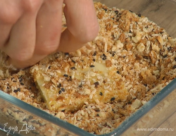 Яйцо слегка взбить вилкой, обмакнуть в него кусочки сыра, затем обвалять в панировочных сухарях.