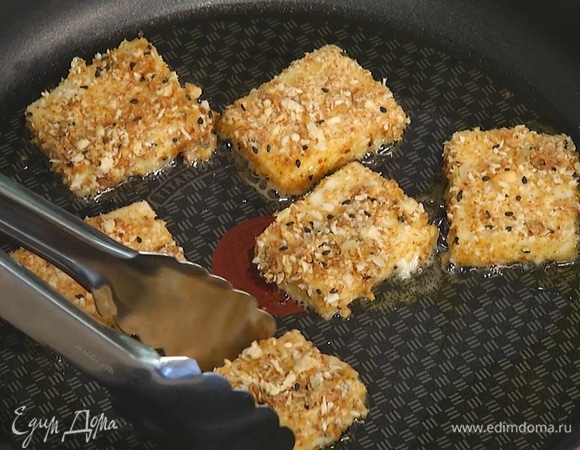 Разогреть в сковороде оливковое масло и обжарить сыр с двух сторон.