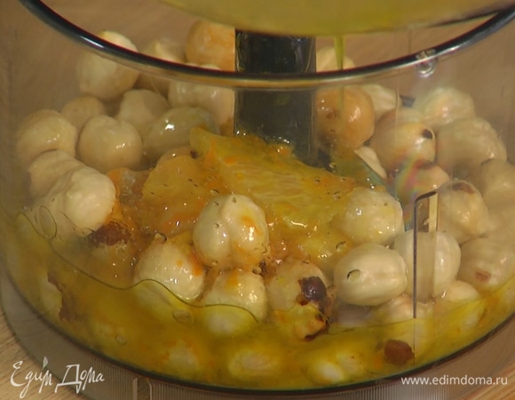 Приготовить заправку: подсушенный фундук поместить в блендер, добавить цедру апельсина с соком и маслом, все измельчить, затем влить 2 ст. ложки холодной кипяченой воды и еще раз взбить, добавить оставшуюся паприку, соль, перец и перемешать.