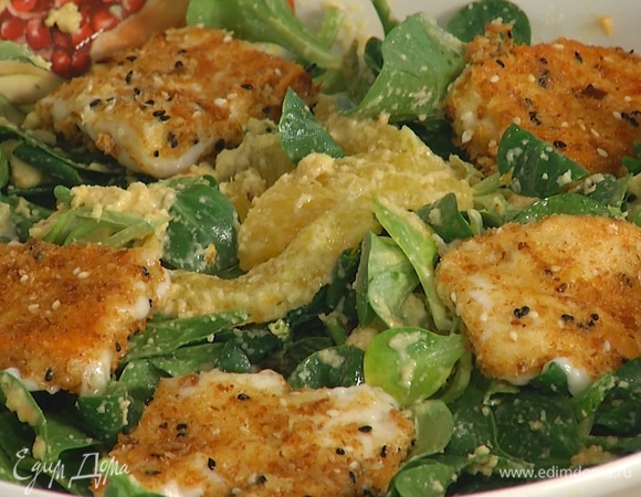 В глубокую салатницу выложить ореховую заправку, добавить шпинат, корн, дольки апельсинов, все перемешать, сверху разложить обжаренные кусочки сыра.