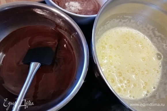 Шоколад растопить на тихом огне со сливочным маслом, перемешать и немного остудить. Взбить яйца с сахаром и щепоткой соли до посветления и образования густой пенистой массы.