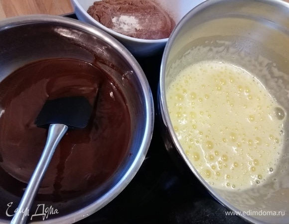 Шоколад растопить на тихом огне со сливочным маслом, перемешать и немного остудить. Взбить яйца с сахаром и щепоткой соли до посветления и образования густой пенистой массы.
