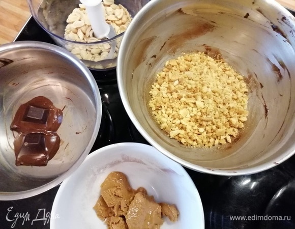 Для хрустящего слоя мелко покрошить вафли. Растопить шоколад. Арахис обжарить или подсушить в духовке 5–10 минут, охладить и измельчить в блендере.
