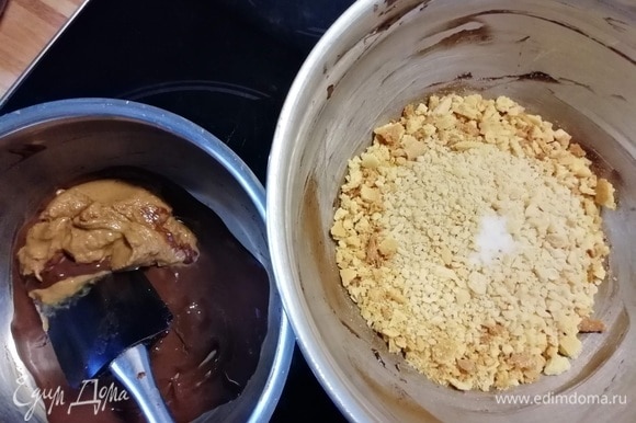 Соединить вафельную крошку с колотым арахисом и щепоткой соли. Растопленный шоколад смешать с арахисовой пастой.