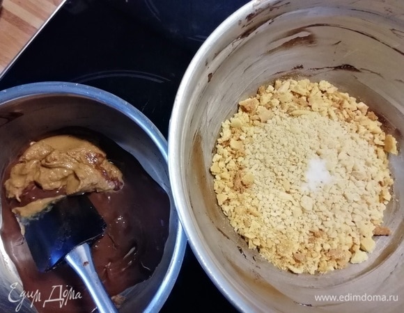 Соединить вафельную крошку с колотым арахисом и щепоткой соли. Растопленный шоколад смешать с арахисовой пастой.