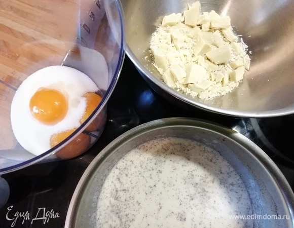 Готовим муссовый слой. Замочить желатин в ледяной воде. Смешать желтки с сахаром. В отдельной миске измельчить белый шоколад. В сотейнике соединить молоко со сливками и зернышками ванили.