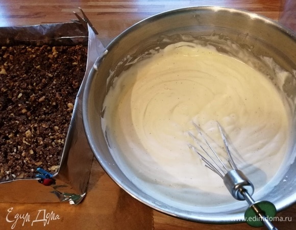Вылить ванильный мусс на хрустящий слой и поставить форму в холодильник, пока мусс не стабилизируется. Для того чтобы вылить мусс на корж, мне пришлось соорудить бортики из фольги и положить вдоль бортиков специальную пленку.