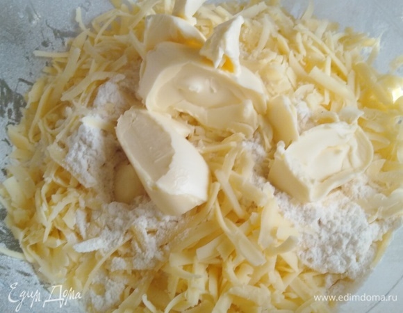 Просеянную муку соединить с размягченным маслом и натертым на крупной терке сыром. Перемешать.