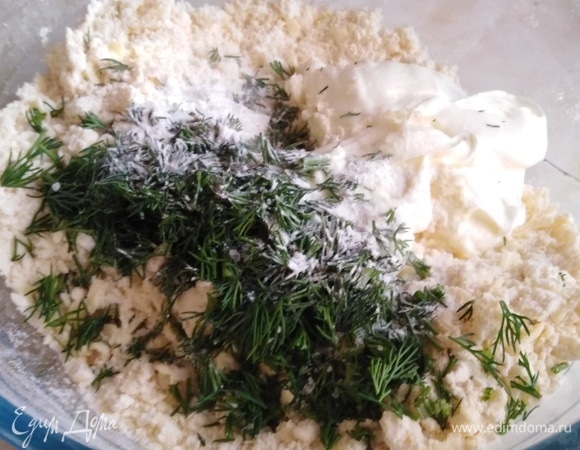 Добавить сметану, соль, разрыхлитель, укроп.