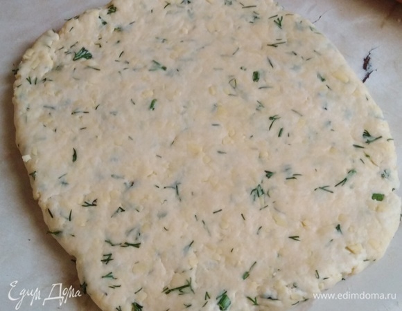 Замесить тесто. Раскатать в пласт толщиной 0,5 см.