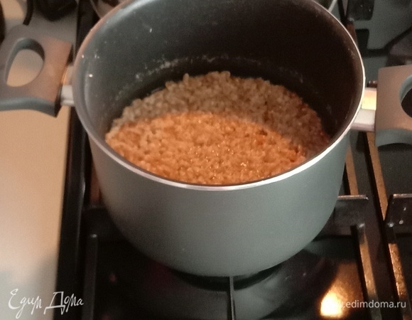 Сначала варим полбу. Эта крупа требует особенного отношения. Предлагаю ее варить в кипящей подсоленной воде в течение 35–40 минут. Соотношение крупы и воды 1/3, варим на среднем огне. Если вода выкипает раньше, периодически добавляем понемногу теплую кипяченую воду — это обеспечивает мягкость и рассыпчатость крупы в дальнейшем. Также в процессе варки в полбу лучше добавить немного сахара. Когда крупа будет готова, добавьте нотку сливочного масла, которое обеспечит мягкость крупе.