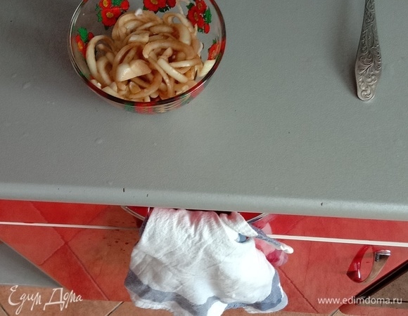 Приступаем к мясному салату. Он делается в несколько этапов. Для начала нарезаем репчатый лук и маринуем его в соевом соусе и сахарном песке не более 20 минут, маринад лучше сделать заранее во избежание лишнего времени приготовления. И поджариваем его затем в течение 90 секунд.