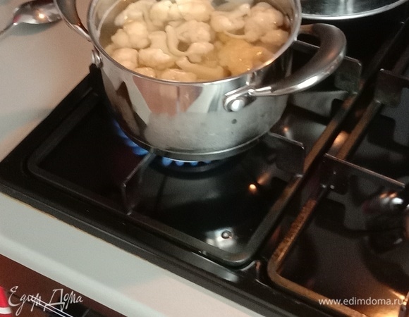 С цветной капустой все просто. В кипящую подсоленную воду закидываем капусту и держим ее там в течение 5 минут, не более, иначе она размокнет, и салат превратится в кашу. Поджариваем ее на сковороде около пары минут на мелком огне, предварительно избавив капусту от ненужной влаги.