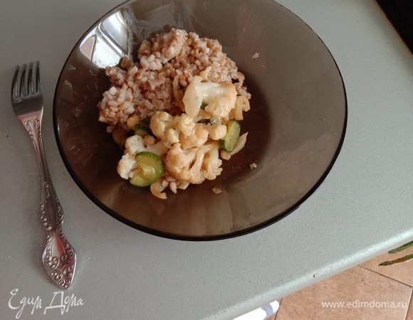 Мы сервируем готовый салат с полбой. Получается невероятно цельное и обогащенное витаминами блюдо. При желании можно украсить живой зеленью. Приятного аппетита!