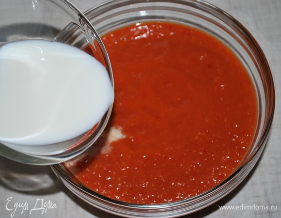 Добавьте в соус сливки, соль и сахар. Все хорошо перемешайте.