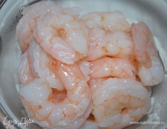 В кипящую воду опустите очищенные креветки на 30–40 секунд. То же самое проделайте с неочищенными креветками. Можно использовать только очищенные креветки, это на ваше усмотрение.