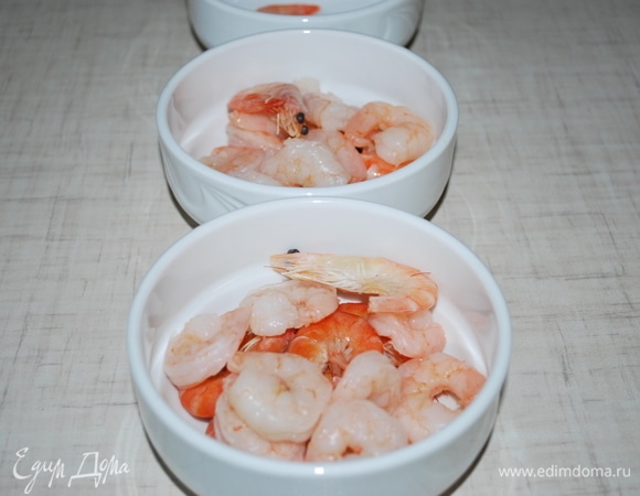 Разложите креветки по тарелкам (у меня очищенные и неочищенные креветки). У меня получилось три порции.