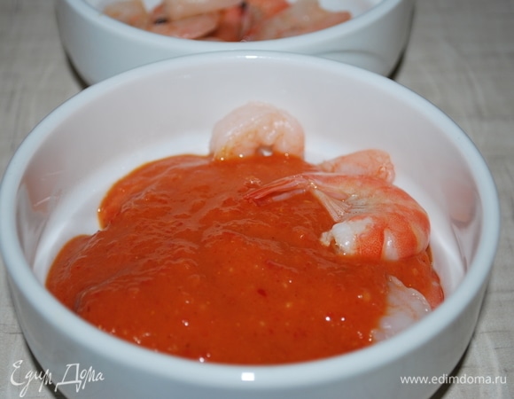 Креветки залейте соусом.