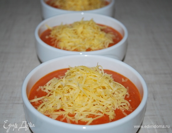 Сверху посыпьте сыром. Запекайте в духовке в течение 12–15 минут при 180°C.