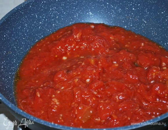 Нагрейте масло в сковороде и обжарьте в нем чеснок и перец чили (я взяла сухой перчик чили). Добавьте к чесноку помидоры и влейте белое сухое вино, тушите пару минут.