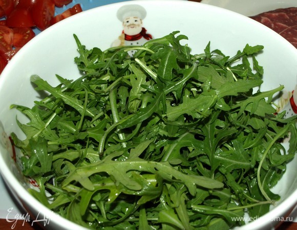 Продается рукола полностью подготовленная к употреблению, но я предпочитаю провести с ней незамысловатые действия перед тем, как пустить в дело. Руколу замочить в холодной воде на 5–10 минут. Слить с руколы воду. Дать стечь оставшейся воде.