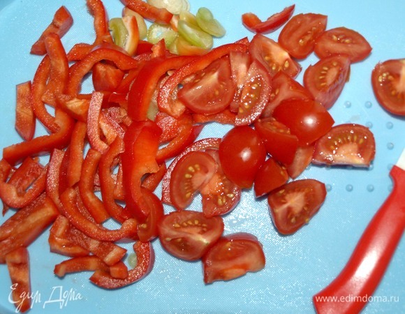 У сладкого перца удалить плодоножку, перегородки и нарезать произвольно на небольшие кусочки. Помидоры разрезать на половинки или четвертинки.