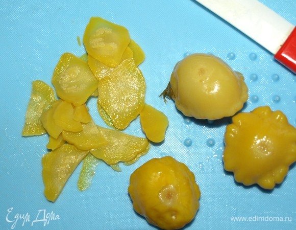 Маринованные патиссоны нарезаем тонкими пластинами.