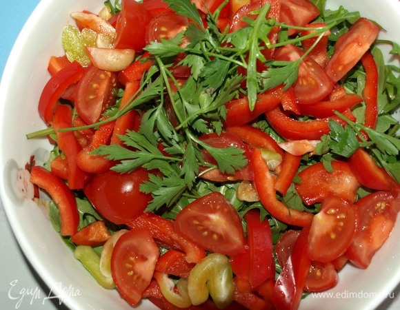 Соединяем все подготовленные продукты в салатнике.