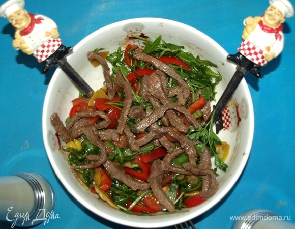 Добавляем говядину к остальным ингредиентам и сразу подаем.