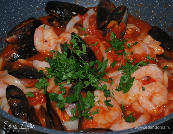 Добавьте свежую петрушку, перемешайте и тушите все вместе примерно 3–4 минуты.