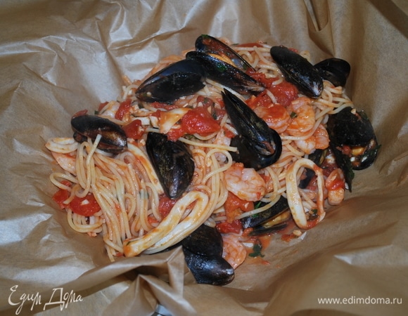 На противень или в любую форму положите два листа пергаментной бумаги и в середину выложите пасту с соусом.