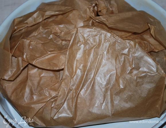 Хорошо закройте все края бумаги. Поместите пасту в разогретую духовку на 7–8 минут при температуре 180°C.