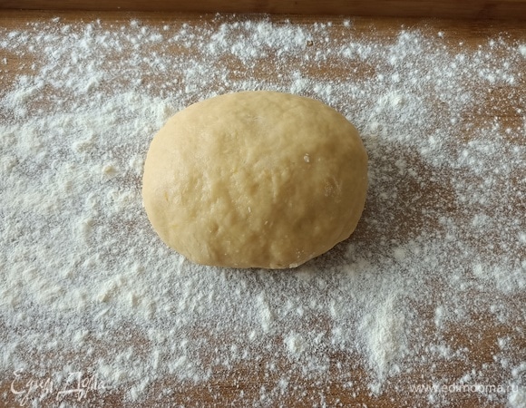 Постепенно добавляя муку, замесить тесто.