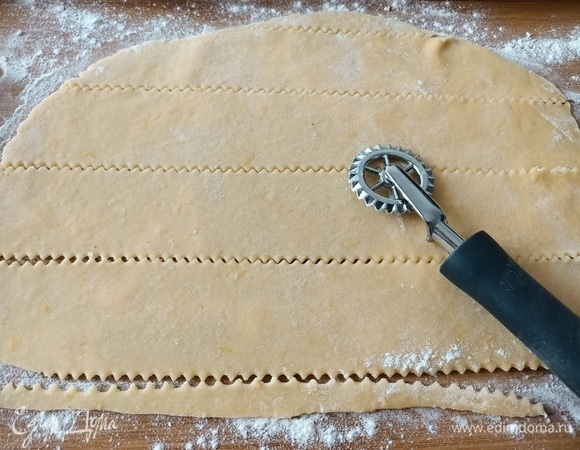 Рабочую поверхность посыпать мукой, раскатать тесто и разрезать на полоски шириной 3–4 см.