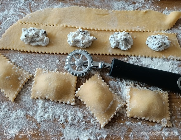 Накрыть начинку другой полоской, слегка придавить края. Разрезать на прямоугольники.