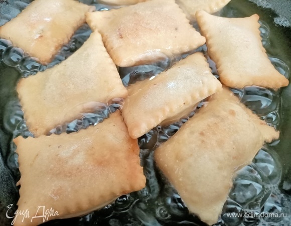 Жарить в кипящем масле. Готовый хворост выложить на бумажное полотенце, чтобы стекло лишнее масло.