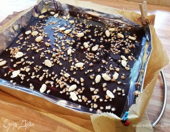 Украсить по своему желанию (у меня арахис и арахисовый крокант). Декор следует наносить на еще не полностью застывшую глазурь.