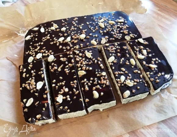 Перед подачей на стол осторожно извлечь торт из формы. Обрезать прямо края. Разрезать торт один раз посередине с помощью большого острого ножа, а затем на пирожные шириной около 3–4 см. Мойте нож после каждого разреза, чтобы получить чистые и аккуратные кромки.