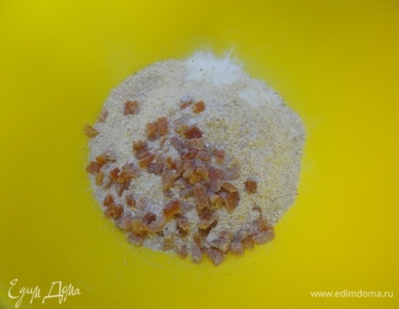 Хлопья перемолоть с помощью кофемолки в муку и смешать с солью, содой и разрыхлителем. Сюда же подмешать цукаты. Можно использовать изюм.