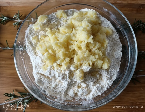 3–4 средних картофеля отварить, очистить, растереть вилкой. Добавить к муке, хорошо перемешать. Добавить соль, оливковое масло, дрожжи и теплую воду. Замесить тесто.