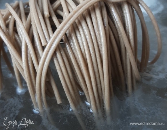 Для начала ставим готовиться гречневую лапшу и параллельно будем обжаривать овощи. Как раз к окончанию варки собы наши овощи будут готовы. Отвариваем собу в подсоленной воде примерно 6 минут, важно ее не переварить.