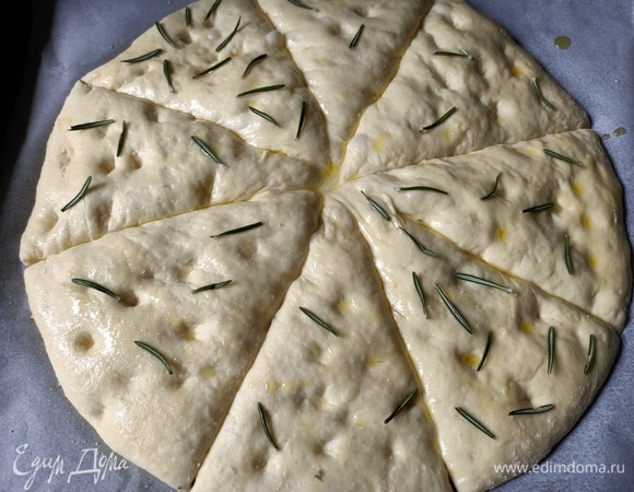 Разрезать на 8 частей, полить оливковым маслом, посыпать солью и розмарином.