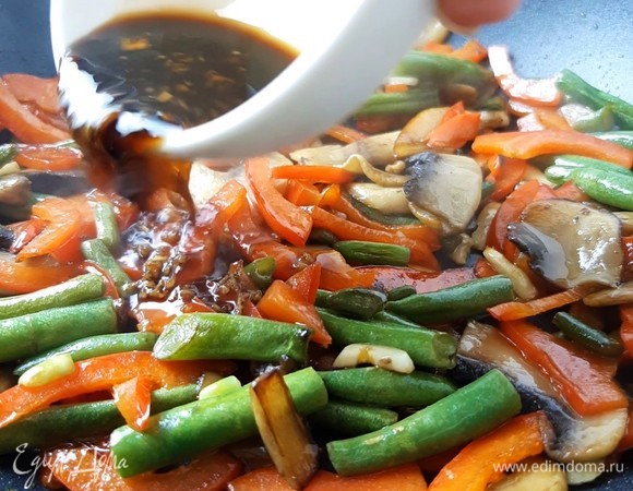 Свежий имбирь натираем на мелкой терке и смешиваем его с соевым соусом. Отправляем нашу заправку к овощам. Хорошо все размешиваем.