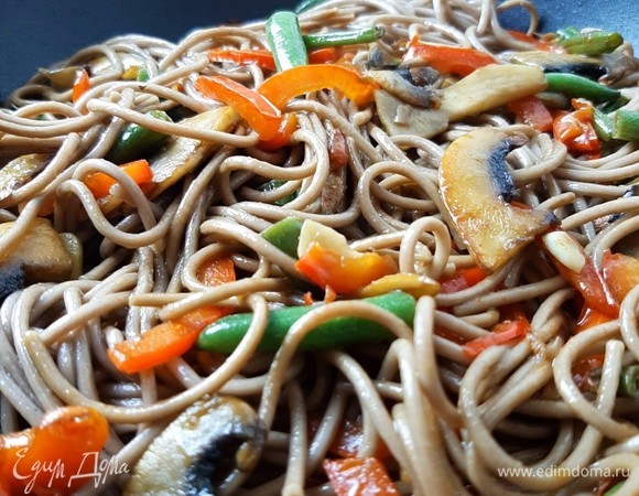 Сливаем воду с собы и отправляем ее в сковороду к овощам. Плиту выключаем.