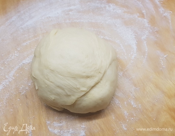 Для теста в теплом молоке развести дрожжи с сахаром. Добавить яйцо. Постепенно добавить муку, в конце вмешать мягкое сливочное масло и соль. Замесить тесто, оставить для подъема на 1 час.