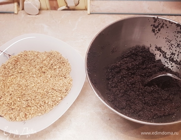 Мак залить кипятком на 15 минут. Потом воду слить. Мак с сахаром перемолоть в блендере. Орехи тоже перемолоть.