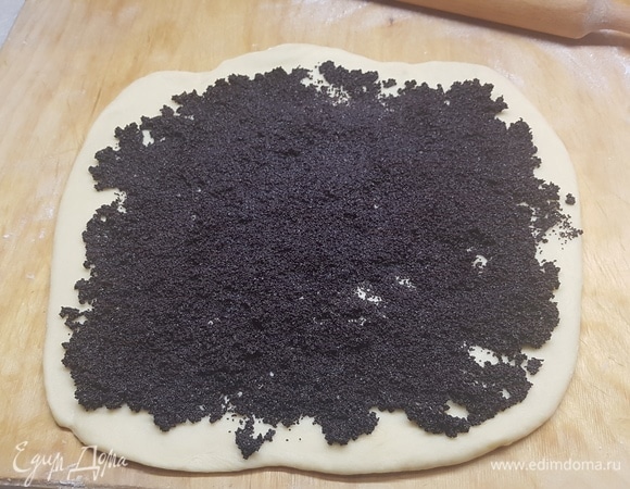 Тесто раскатать в пласт. Выложить сначала мак по всей поверхности.