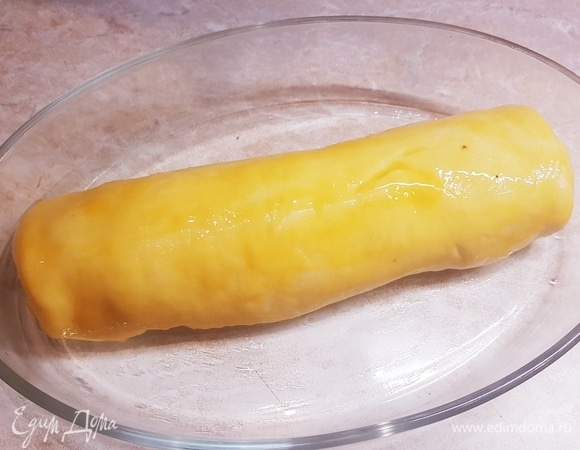 Смазать рулет желтком и поставить выпекаться на 25 минут при 200°C.