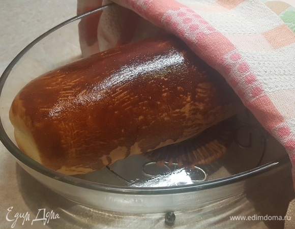 Готовый рулет накрыть полотенцем и дать ему остыть.