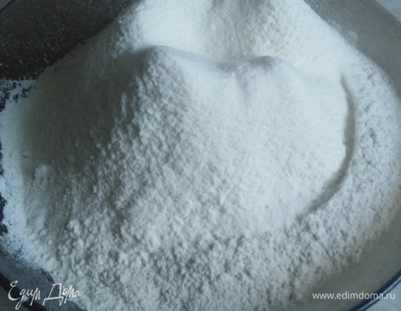 Соединяем просеянную ржаную и пшеничную муку.